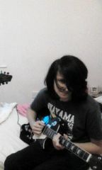 ryokii playing guitar